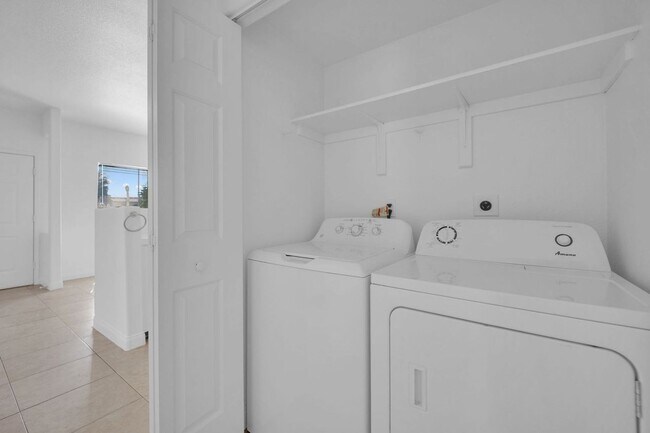 Foto del edificio - 2 BEDROOM 2 BATH CONDO NEW FLOORING