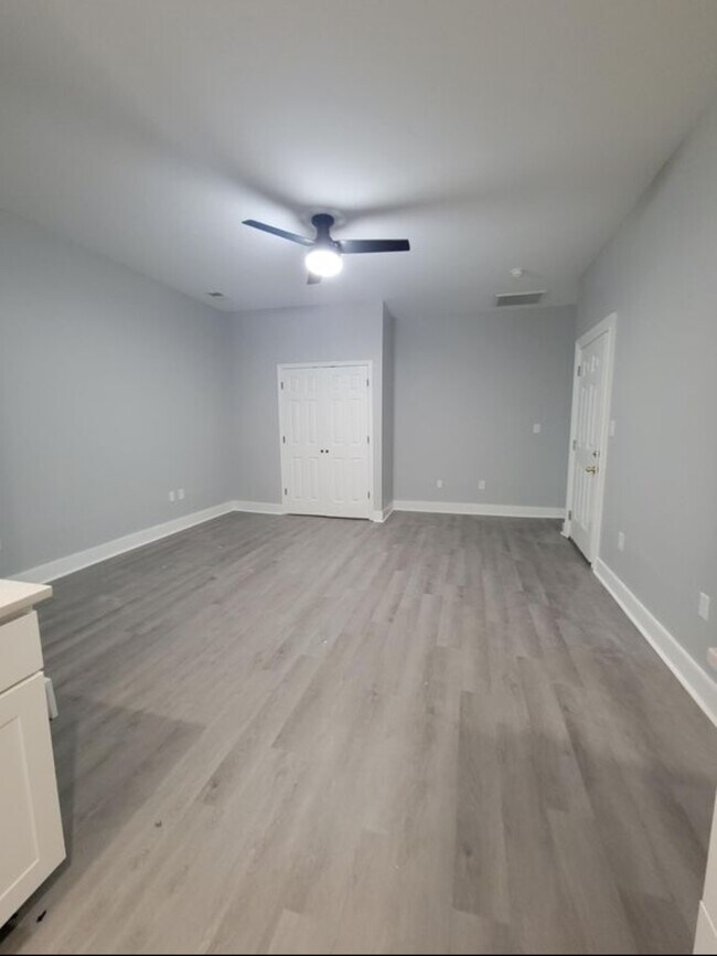 Living area - 517 Poplar St