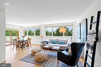 Building Photo - 4720 Chevy Chase Dr