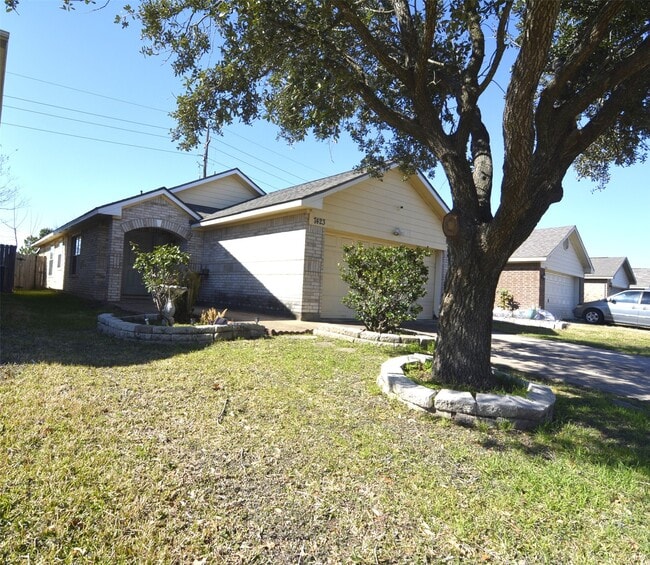 Building Photo - 7423 River Pines Dr