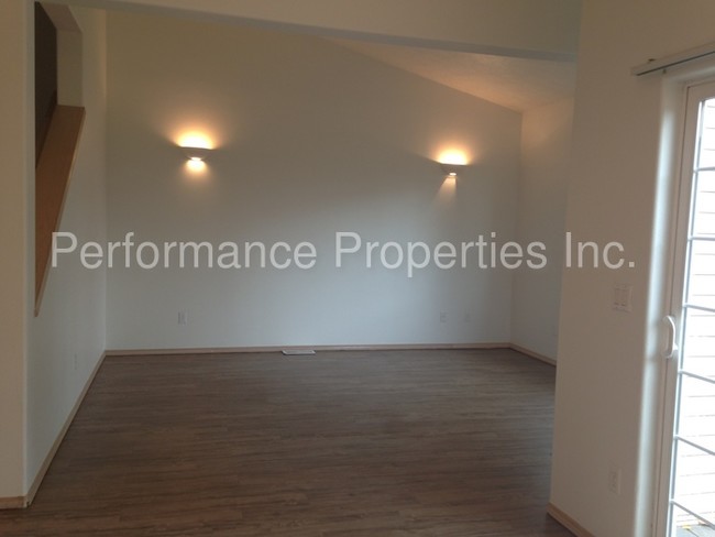 Building Photo - 14422 SE Oregon Trail Dr