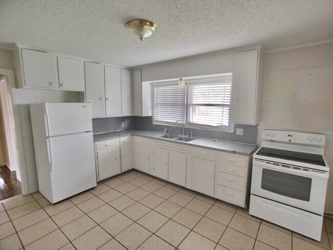 Foto del edificio - COMING AUGUST 2025 - Cute 3-Bedroom Home i...