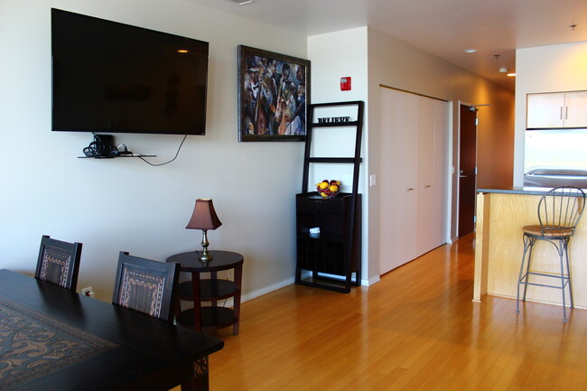 Foto del edificio - Live on the Fox River - Furnished Loft Con...