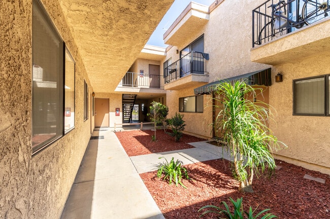 Foto del edificio - 17204 Chatsworth St