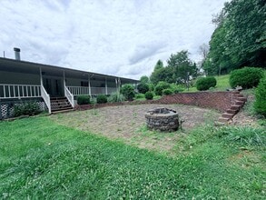 Building Photo - 3081 Hwy 81 S