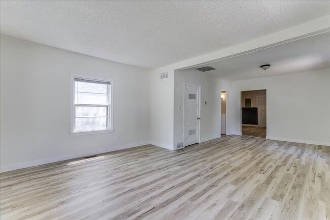 Building Photo - 2 Bedroom 1 Bath with attached garage. Move In ready Southeast Wichita