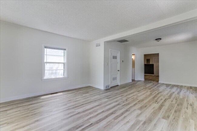 Foto del edificio - 2 Bedroom 1 Bath with attached garage. Move In ready Southeast Wichita