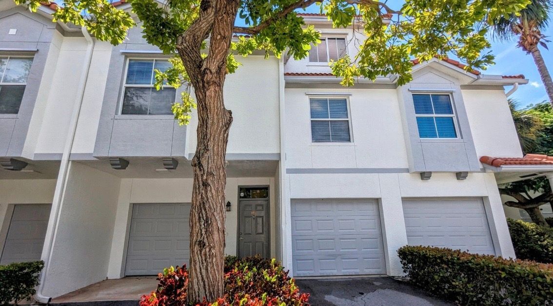 Foto del edificio - 2056 Alta Meadows Ln