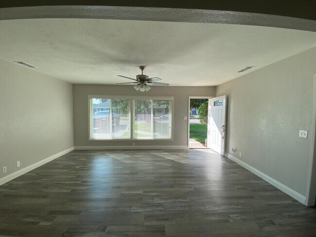 Building Photo - 584 N 8th Ave