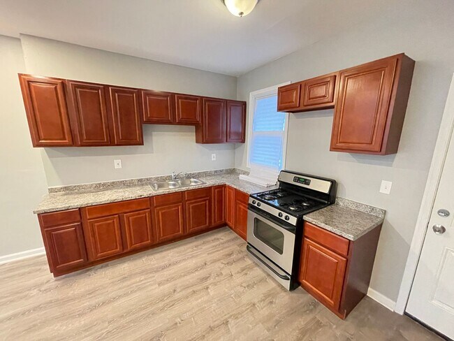 Foto del edificio - Beautiful Three Bedroom Two Full Bathroom ...