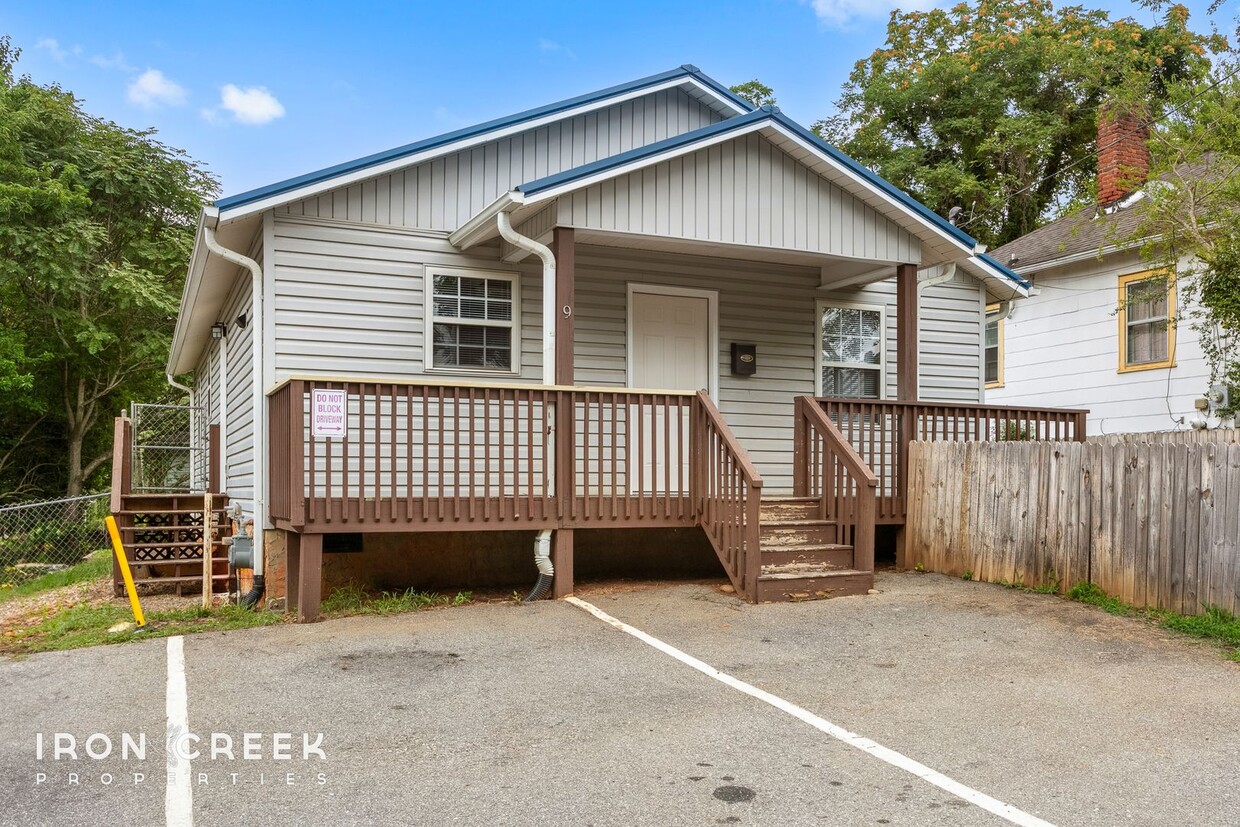 Primary Photo - Immaculately Remodeled 3-Bed near Downtown...