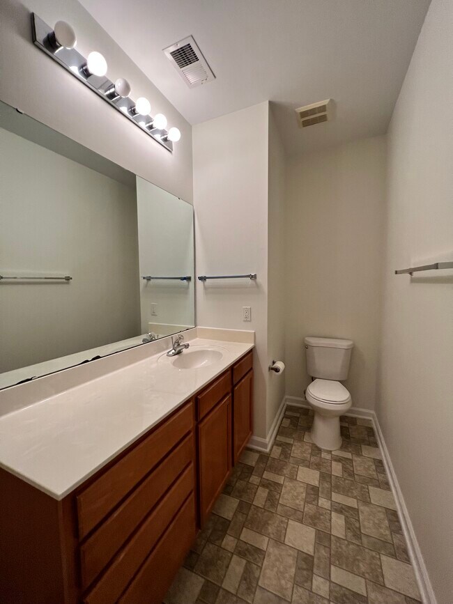 main bathroom - 5236 Hilltop Rd