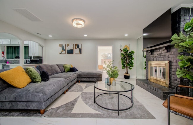 Building Photo - 8623 Parasol Ln