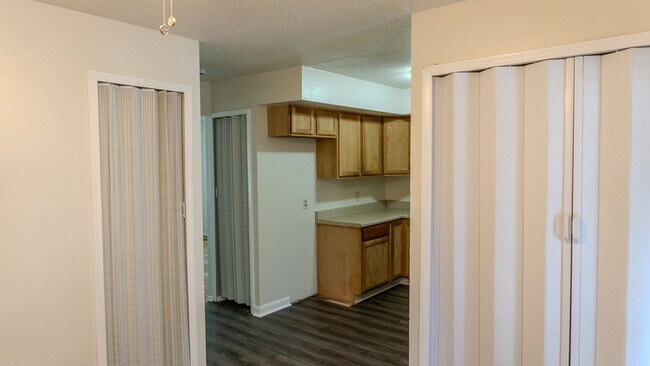 Building Photo - Lovely 2-Bedroom Townhouse in Central Toledo