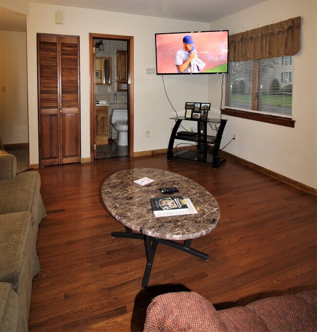 Nuevos suelos de madera noble y un gran televisor de pantalla plana. - 115 River St