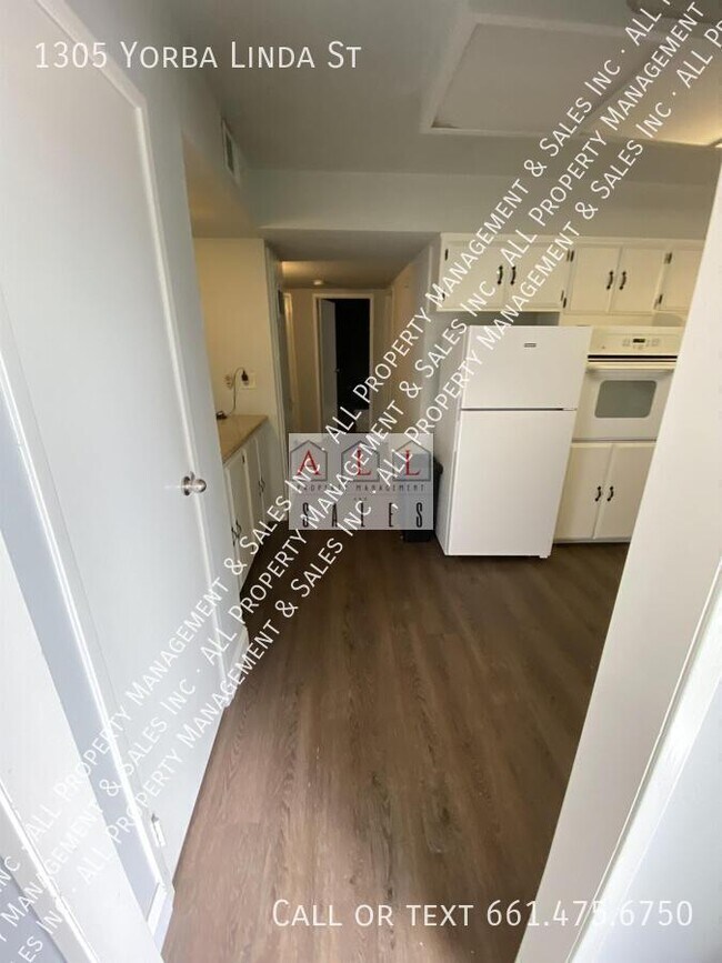 Building Photo - 1305 Yorba Linda St