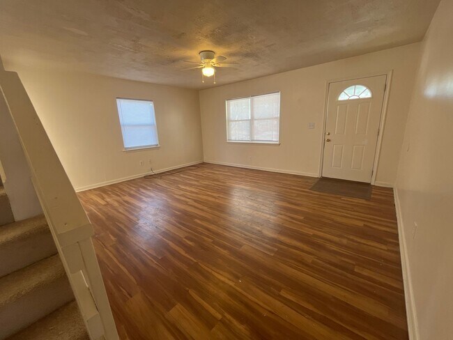 Building Photo - 3 bedroom 1 bathroom single family home in...