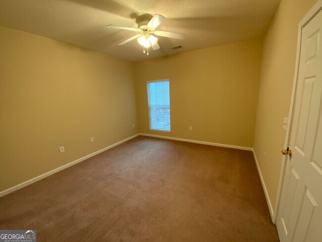 Building Photo - 1204 Claridge Dr NE