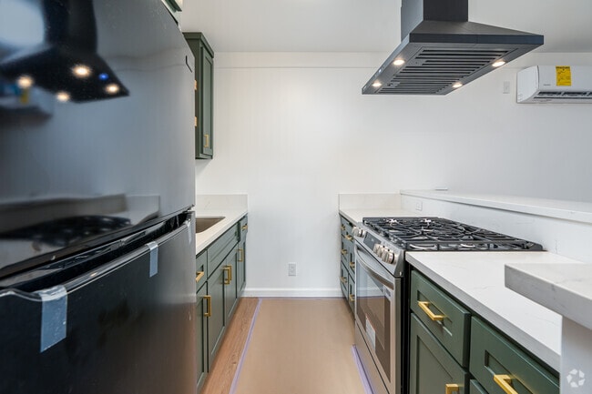 1BR, 1BA - 635SF - Kitchen - 5819 Carlton Way