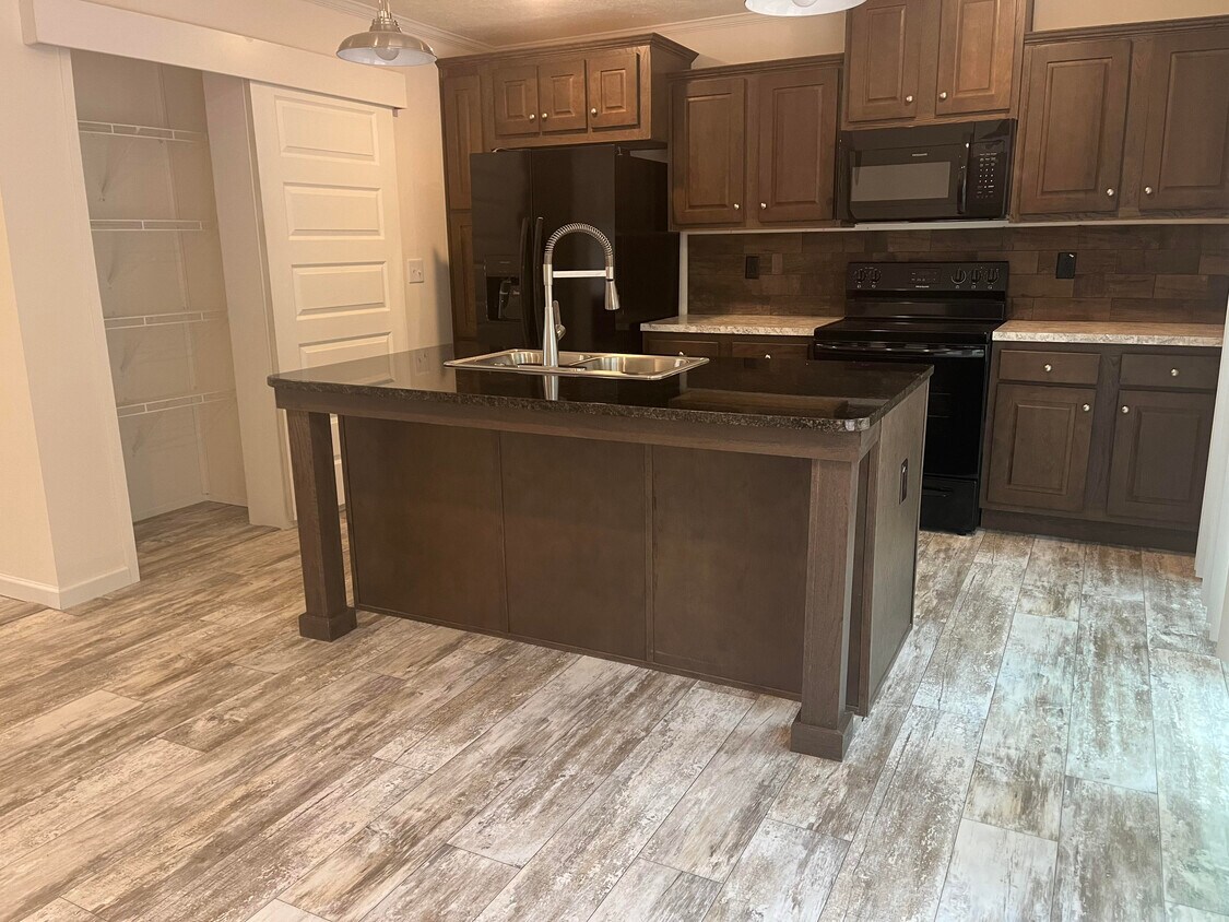 Kitchen - 4037 Tower Rd