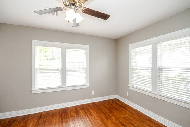 Foto del edificio - Charming Duplex 1/1 Duplex With Storage!