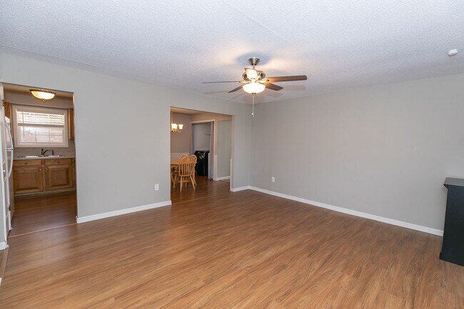Large Living area - 963 Happy Hollow Rd