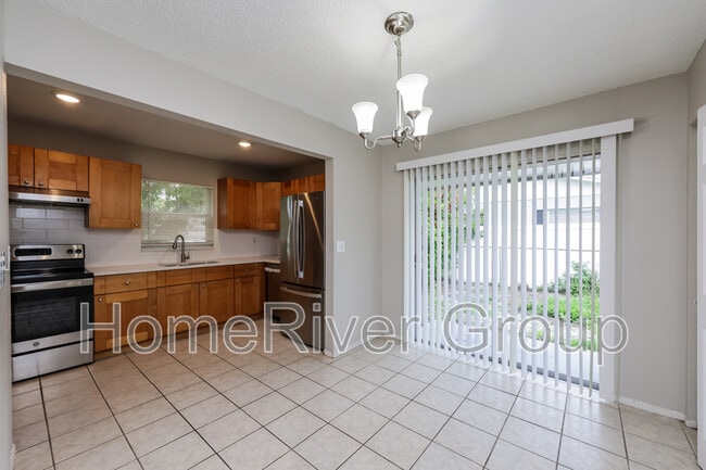 Foto del edificio - 8221 Jacaranda Ave