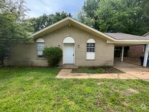 Building Photo - 3125 Briarwood Dr