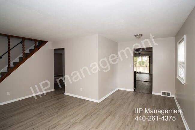 Building Photo - Inviting 4 Bed Single Family Home in Eucli...