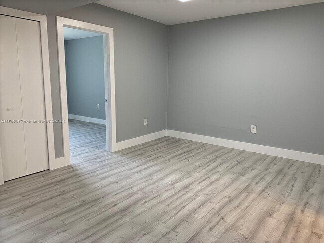 Foto del edificio - 301 NW 177th St