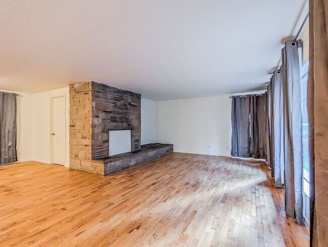 Building Photo - 13907 28th St NE