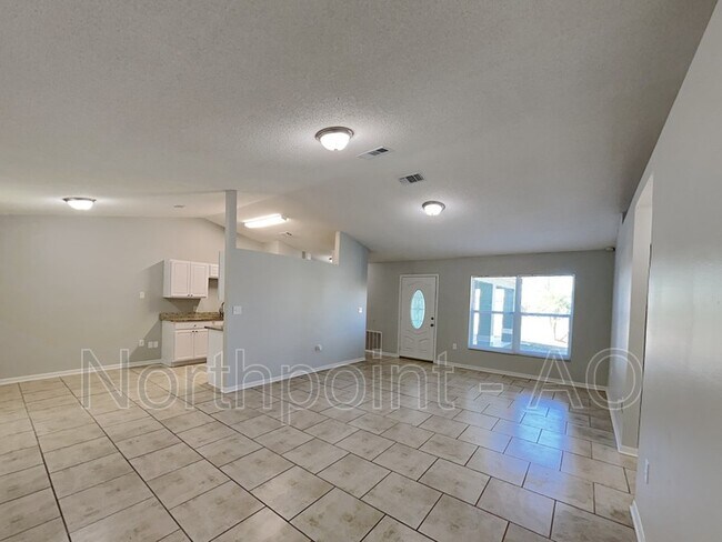 Foto del edificio - 1002 Embrun Ct