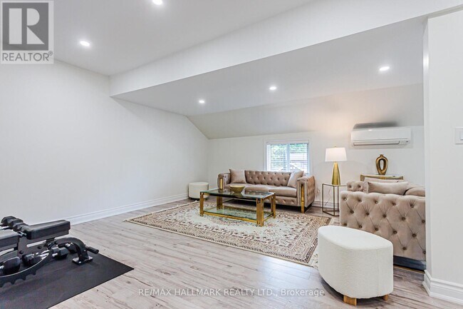 Photo du bâtiment - 930 Lake Dr E