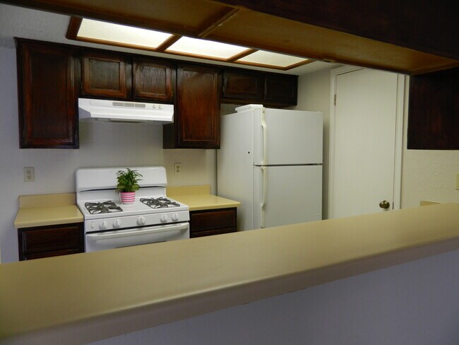 Vista desde la sala de estar sobre el mostrador del bar - 7806-B Chimayo Cv.,