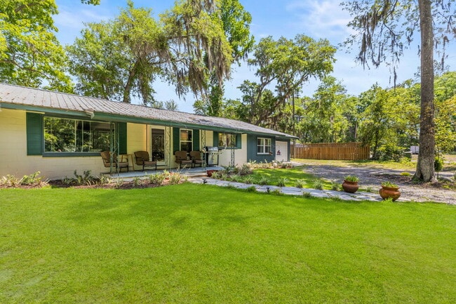 Building Photo - "Charming 3-Bedroom, 2.5-Bath Home Now Available for Rent!"