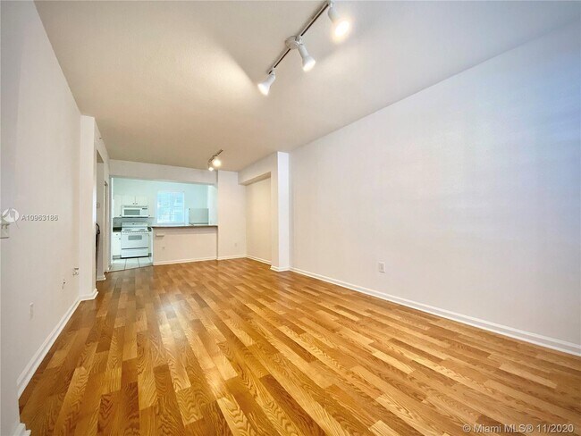 Foto del edificio - 4850 Chancellor Dr