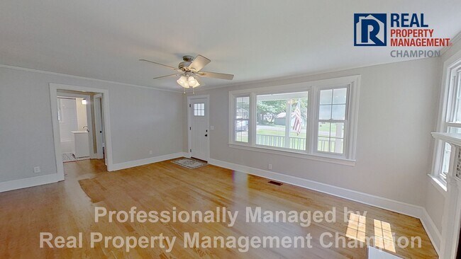 Foto del edificio - Beautifully Updated 3 BD/2 BA Home with Fe...