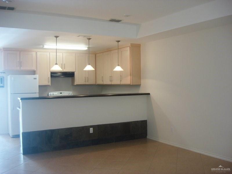 Building Photo - 904 E Daffodil Ave