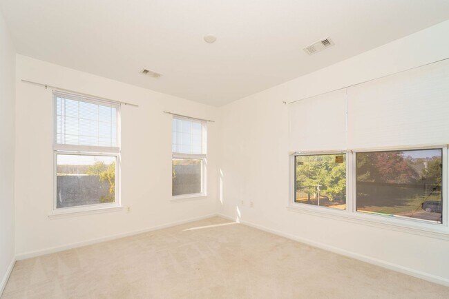 Foto del edificio - 3 level 2 BR 2BA condo in Fairfax Ridge