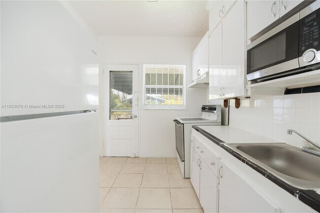 Foto del edificio - 539 NE 82nd Terrace