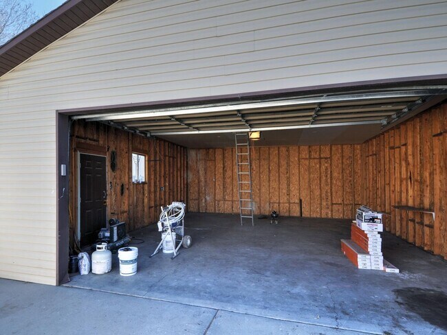 Building Photo - 3 Bedroom House with 2 Car Garage/Workshop