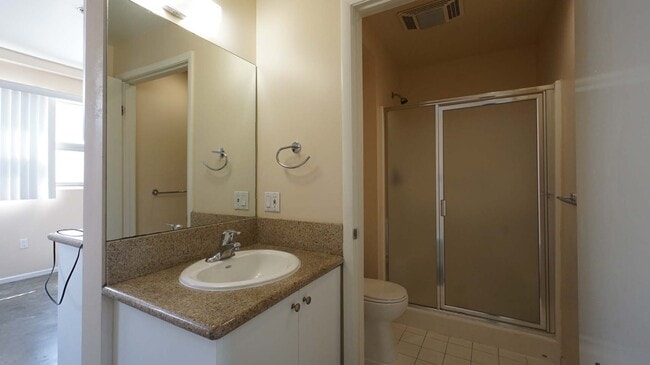 Building Photo - 922 W 23rd St