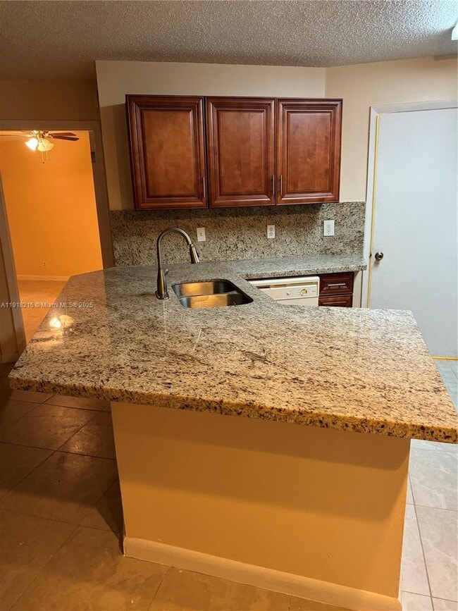 Foto del edificio - 9999 Summerbreeze Dr