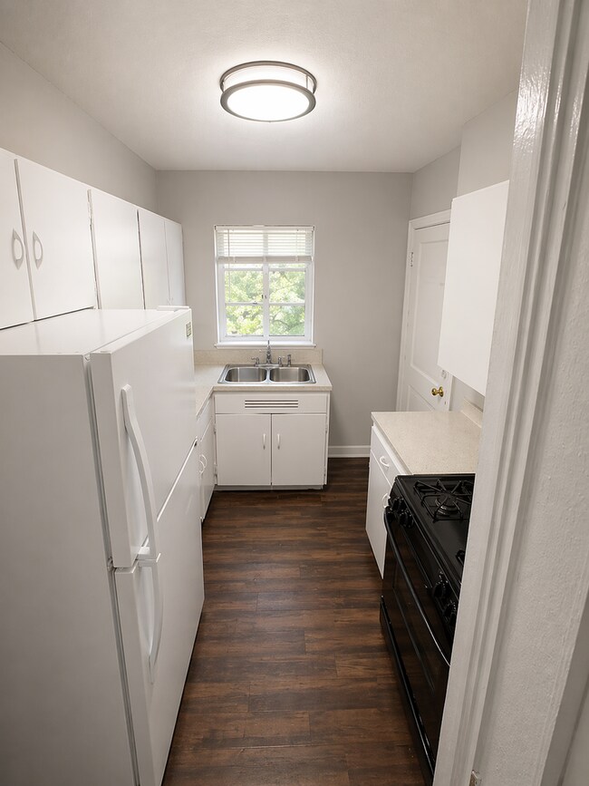 Foto del edificio - BRIGHT AND SPACIOUS 3-BEDROOM NEAR ST. MARY'S UNIVERSITY AND WOODLAWN LAKE