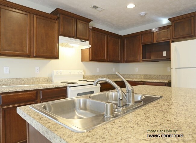 Building Photo - 213 Dove Ln