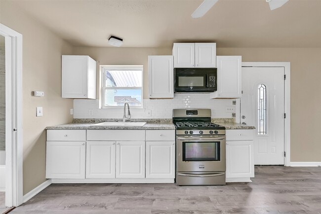 Building Photo - 2324 Bernardo De Galvez Ave