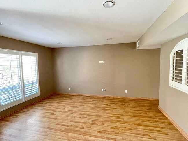 Foto del edificio - Beautiful 3 bed Townhome in Agoura Hills