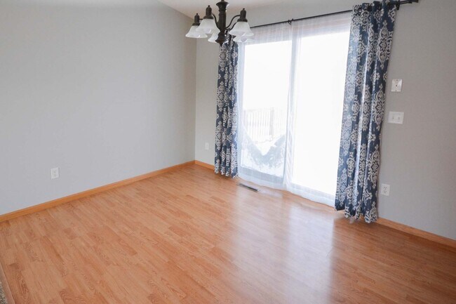 Building Photo - Move-In Ready4 BR with Large Yard!