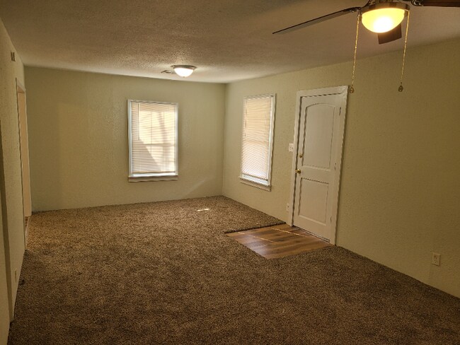 Foto del edificio - 419 S Javine St