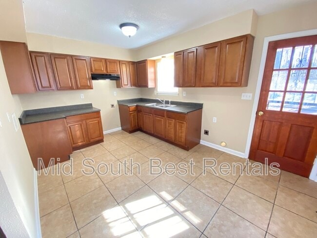 Building Photo - 3703 Royal Wood Dr